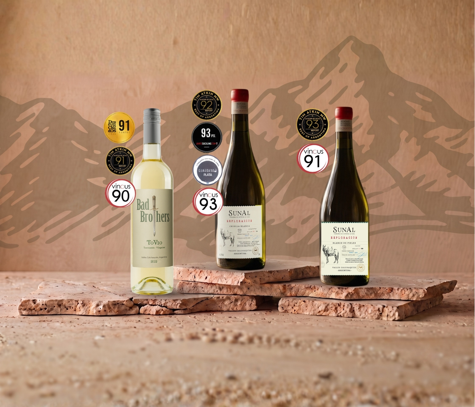 Tres vinos blancos de distintas tonalidades listos para degustar