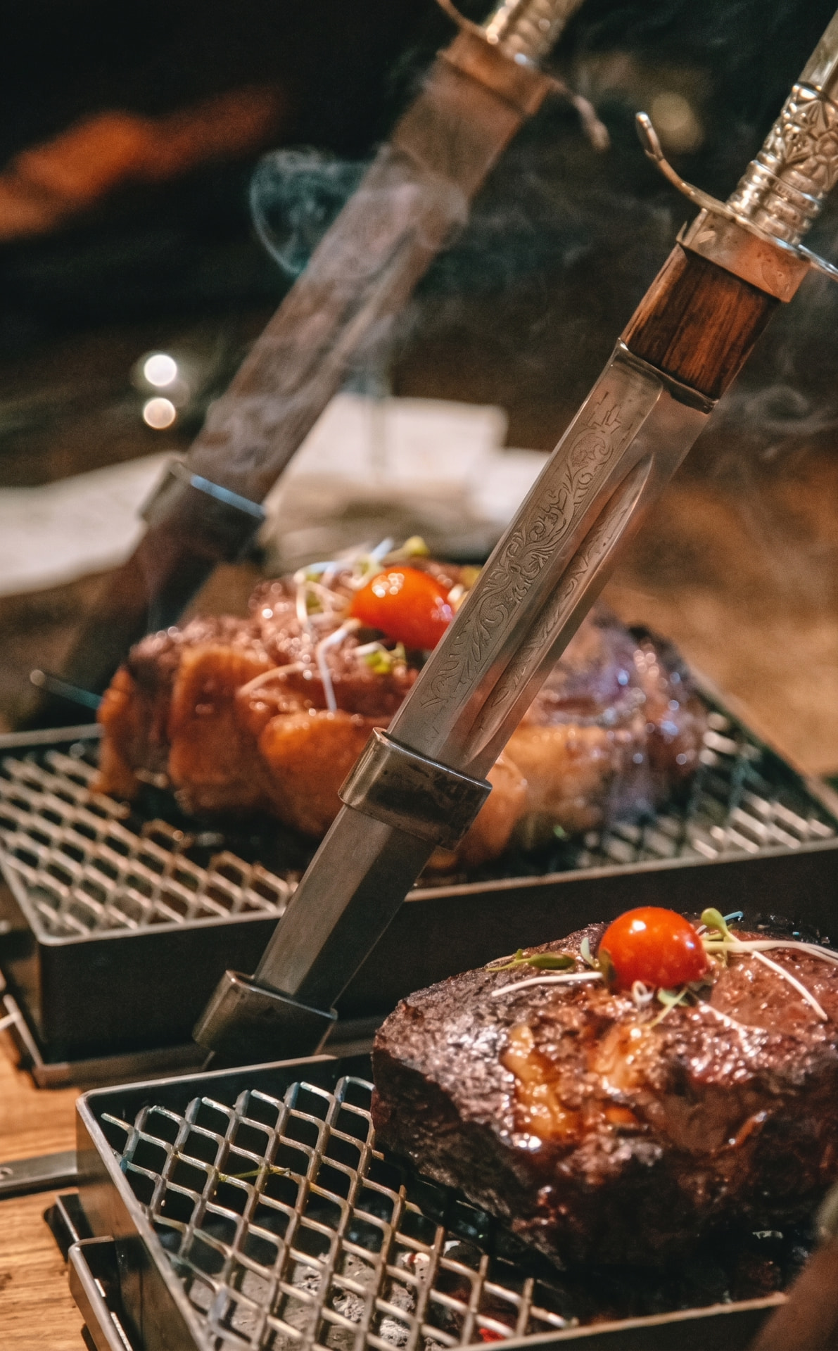 Platos a las brasas presentados con cuchillos criollos