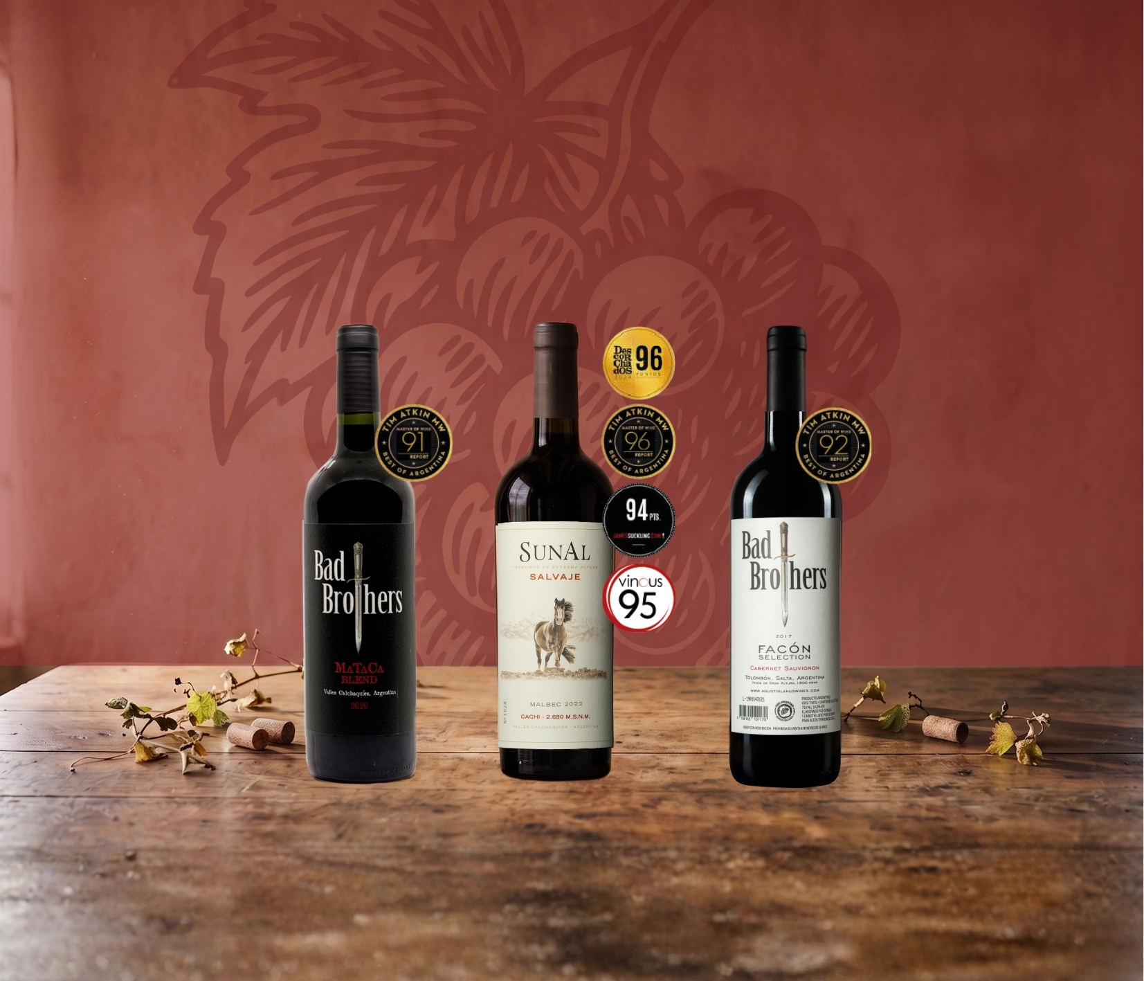 Tres vinos tintos servidos en copas para una degustación